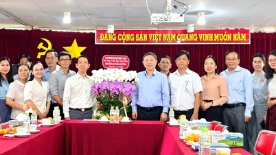A Ho Si Minh-városi Pártbizottság Propaganda és Tömegmozgósítási Osztályának vezetője, Duong Anh Duc két kiadót látogatott meg Ho Si Minh-városban.