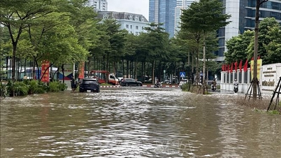 Hà Nội: Vẫn còn nhiều điểm ngập sâu, giao thông khó khăn