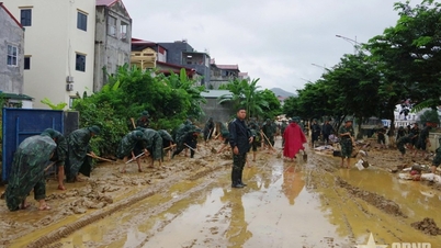 Cao Bang: ទាហាន "ជួយសង្គ្រោះ" មនុស្សនៅពេលទឹកឡើងស្ទើរតែដល់ដំបូល