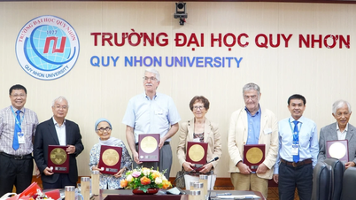 ノーベル賞受賞量子物理学者がクイニョン大学を訪問