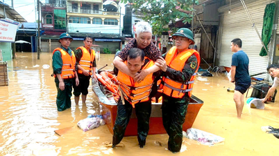 LLVT tỉnh Thái Nguyên di dời người già, trẻ nhỏ, người tàn tật, phụ nữ có thai ra khỏi vùng ngập lụt
