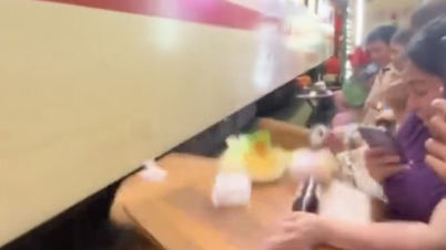 Verifizierungsclip eines Zuges, der in Tische und Stühle eines Cafés auf den Bahngleisen kracht