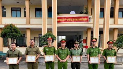 Khen thưởng 13 cá nhân có thành tích trong công tác cứu nạn cứu hộ