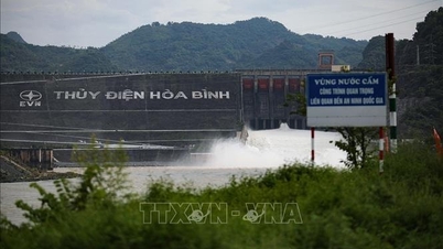 Gewährleistung der Sicherheit flussabwärts, wenn ein unteres Überlauftor des Hoa Binh-Wasserkraftreservoirs geschlossen wird