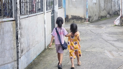 Situasi memilukan dari 3 anak yatim piatu, keduanya bersekolah dan menjual tiket lotre
