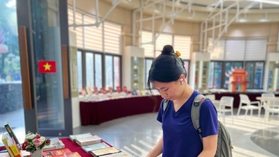 Pameran buku dan surat khabar dengan tema "Hanoi - The Day of Return"