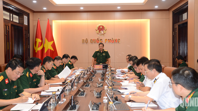 Oberleutnant General Pham Hoai Nam leitete die Konferenz zur Bereitstellung von Raketenschiffen für die Marine.