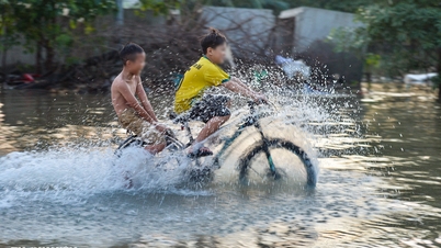 ហាណូយ​នៅ​មាន​កន្លែង​ខ្លះ​មាន​ទឹក​ដល់​ចង្កេះ មនុស្ស​ហែល​តាម​ដង​ផ្លូវ