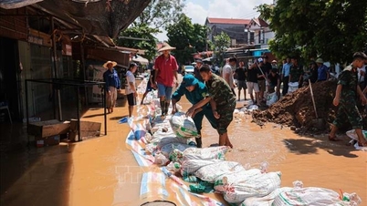 Poziom wody w rzece Cau przekroczył poziom zagrożenia 3. Ponad 2400 gospodarstw domowych w gminie Trung Gia (Hanoi) zostało odciętych od świata.