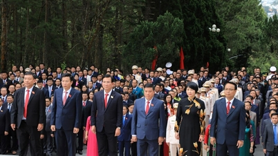 Delegații care au participat la Congresul Partidului Provincial Lam Dong au oferit tămâie și au adus un omagiu la Cimitirul Martirilor.