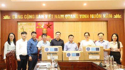 กรมอนามัยและศูนย์ควบคุมและป้องกันโรคจังหวัดเหงะอานร่วมมือกับกรมป้องกันโรคในการตรวจสอบและกำกับดูแลการป้องกันโรค การบำบัดน้ำ และสุขาภิบาลสิ่งแวดล้อม ก่อน ระหว่าง และหลังฤดูน้ำท่วมในจังหวัดเหงะอาน