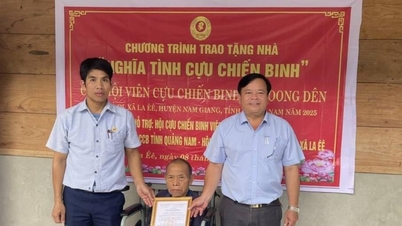 La Êê Commune Veterans Association presents gratitude houses to members
