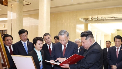 Generalsekretär To Lam überreicht nordkoreanischem Staatschef ein Buch über Freundschaft