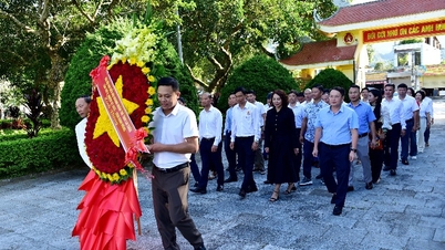 Os delegados presentes no Congresso Provincial de Jovens Empreendedores visitaram o Cemitério dos Mártires e ofereceram flores no Monumento do Tio Ho.