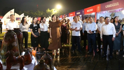 Controle van de voorbereidingen voor het eerste Wereldcultuurfestival in Hanoi