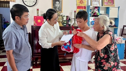 Para pemimpin distrik Binh Duc memberikan hadiah pertengahan musim gugur kepada anak-anak