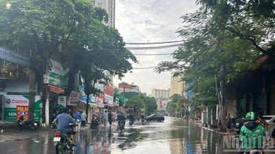 [Photo] Hanoi morning of October 1: Prolonged flooding, people wade to work