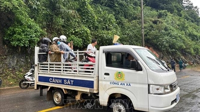 Impact of storm No. 10: People and vehicles are prohibited from crossing Chiem Hoa bridge (Tuyen Quang)