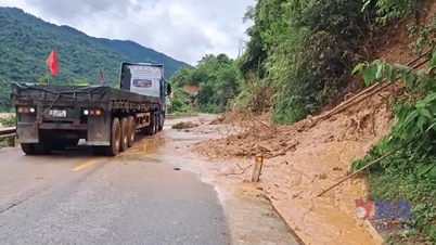 The only road to Nam Can International Border Gate is paralyzed due to landslides.