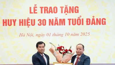 Awarding 30-year Party membership badges to Party members in the Administration Department's grassroots Party Committee