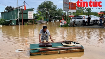 ঝড়ের সময় রেড রিভারের তীরে বসবাসকারী মানুষদের লড়াই করতে হয়