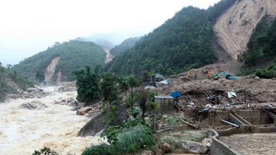 After heavy rain, many provinces and cities face a very high risk of flash floods and landslides.