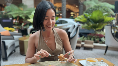 នំ​ចេក​ចៀន និង​សាច់​ជ្រូក​បំពង​នៅ​ភោជនីយដ្ឋាន​ប្រណីត​ក្នុង​ប្រទេស​ហ្វីលីពីន