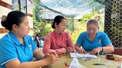 មន្ត្រី​សហជីព​ស្ត្រី​ដែល​ឧស្សាហ៍​នាំយក​ដើមទុន​គោលនយោបាយ​ជូន​ប្រជាពលរដ្ឋ