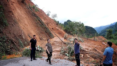 Impact of storm No. 10: Landslide on Highway 433 isolates many mountainous communes in Phu Tho