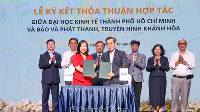 កាសែត Khanh Hoa វិទ្យុ និងទូរទស្សន៍បានចុះហត្ថលេខាលើកិច្ចព្រមព្រៀងសហប្រតិបត្តិការជាមួយសាកលវិទ្យាល័យសេដ្ឋកិច្ចទីក្រុងហូជីមិញ
