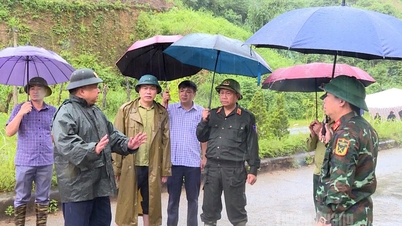 Đồng chí Chủ tịch UBND tỉnh Phan Huy Ngọc kiểm tra tình hình mưa lũ tại xã Chiêm Hóa