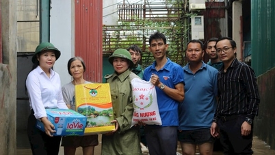 Quoc Oai Commune supports households in Son Trung village flooded by storms and rains