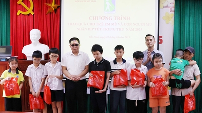 Giving Mid-Autumn Festival gifts to blind children