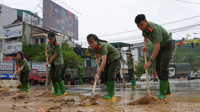 ตำรวจจังหวัดลาวไกให้ความช่วยเหลือประชาชนอย่างแข็งขันในการเอาชนะผลกระทบจากน้ำท่วม