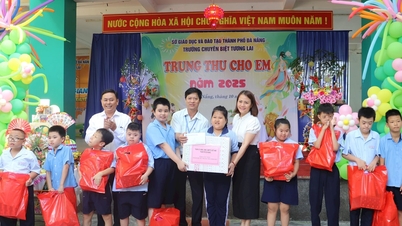 ผู้นำคณะกรรมการแนวร่วมปิตุภูมิเวียดนามประจำเมืองดานังเยี่ยมชมและมอบของขวัญเนื่องในเทศกาลไหว้พระจันทร์