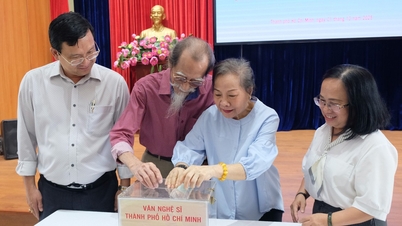 វិចិត្រករទីក្រុងហូជីមិញ ឧបត្ថម្ភប្រជាជនរងគ្រោះដោយព្យុះ Bualoi ជិត ៣០០លានដុង