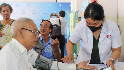 Tan Son Nhat Ward (HCMC) ជូនពរអាយុយឺនយូរ និងផ្តល់ការពិនិត្យសុខភាពដោយឥតគិតថ្លៃដល់មនុស្សចាស់