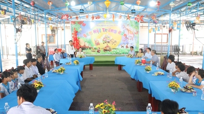 ທ່ານ​ເລຂາທິການ​ໃຫຍ່ ຫງວຽນ​ຟູ໋ຈ້ອງ ​ໄດ້​ລົງ​ຢ້ຽມຢາມ ​ແລະ ມອບ​ຂອງຂວັນ​ບຸນ​ລະດູ​ໃບ​ໄມ້​ປົ່ງ​ໃຫ້​ເດັກ​ກຳພ້າ ​ແລະ ​ເດັກນ້ອຍ​ທີ່​ເຈັບ​ປ່ວຍ.