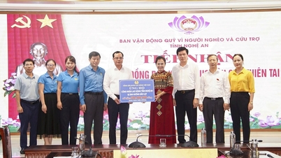 Vietnam General Confederation of Labor supports Nghe An with 500 million VND to overcome consequences of storms and floods.