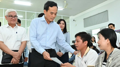 Secretary of the Ho Chi Minh City Party Committee Tran Luu Quang surveyed the Public Administration Center of the city's most populous ward.
