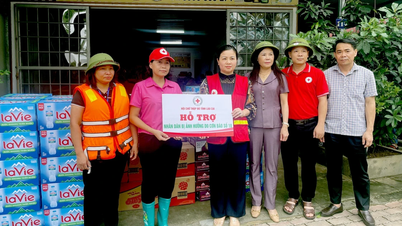 កាកបាទក្រហមខេត្ត Lao Cai៖ ជំនួយទាន់ពេលវេលា នូវសម្ភារៈចាំបាច់សម្រាប់ប្រជាពលរដ្ឋដែលរងផលប៉ះពាល់ដោយព្យុះលេខ១០