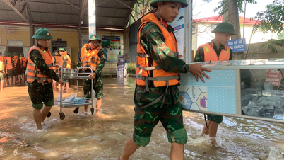 ទាហាននៃកងពលលេខ ៣១២ "ស្នាក់នៅពេញមួយយប់" ដើម្បីការពារទំនប់ទឹកនិងជម្លៀសប្រជាជន។