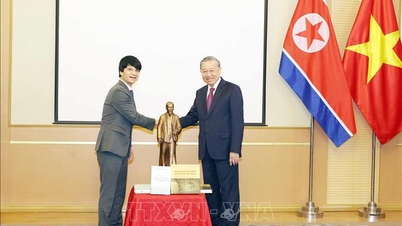 ト・ラム事務総長が北朝鮮のベトナム大使館を訪問