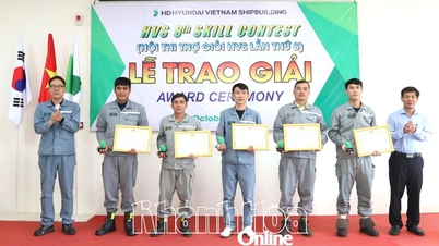 HD Hyundai Vietnam Shipbuilding Co., Ltd. menganugerahkan hadiah kepada 15 peserta cemerlang pertandingan pekerja mahir.