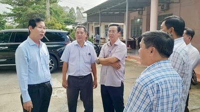 นายเล วัน ฟุก รองประธานคณะกรรมการประชาชนจังหวัดอานซาง ตรวจสอบการจ่ายเงินทุนการลงทุนสาธารณะในตำบลหว่าหลัก