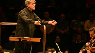 Orkestra London yang terkenal menampilkan 'Marching Song'