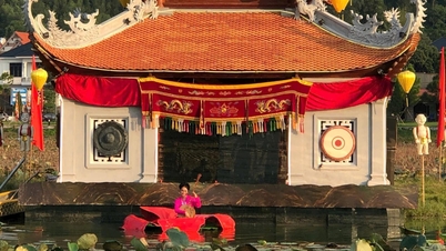 Le théâtre traditionnel de Hai Phong présente des marionnettes sur l'eau au temple de Kiep Bac