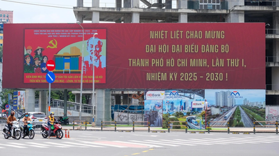 Màn hình LED cỡ lớn rực sáng khắp trung tâm TP.HCM chào mừng Đại hội Đảng bộ thành phố