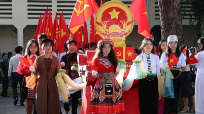 Khi học sinh TPHCM trở thành người lính, nghệ sĩ trong giờ học