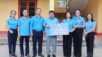 Lao Cai Provincial Labor Federation visited and gave gifts to union members, workers and people of Thai Nguyen province affected by floods.